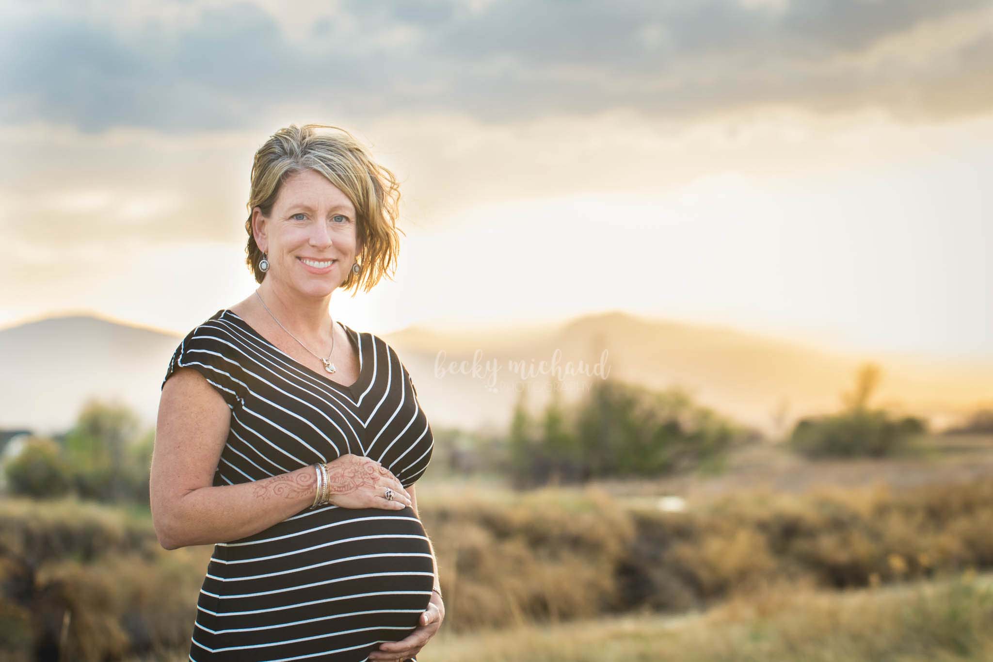 Maternity photo session with a mountain view at sunset in northern Colorado